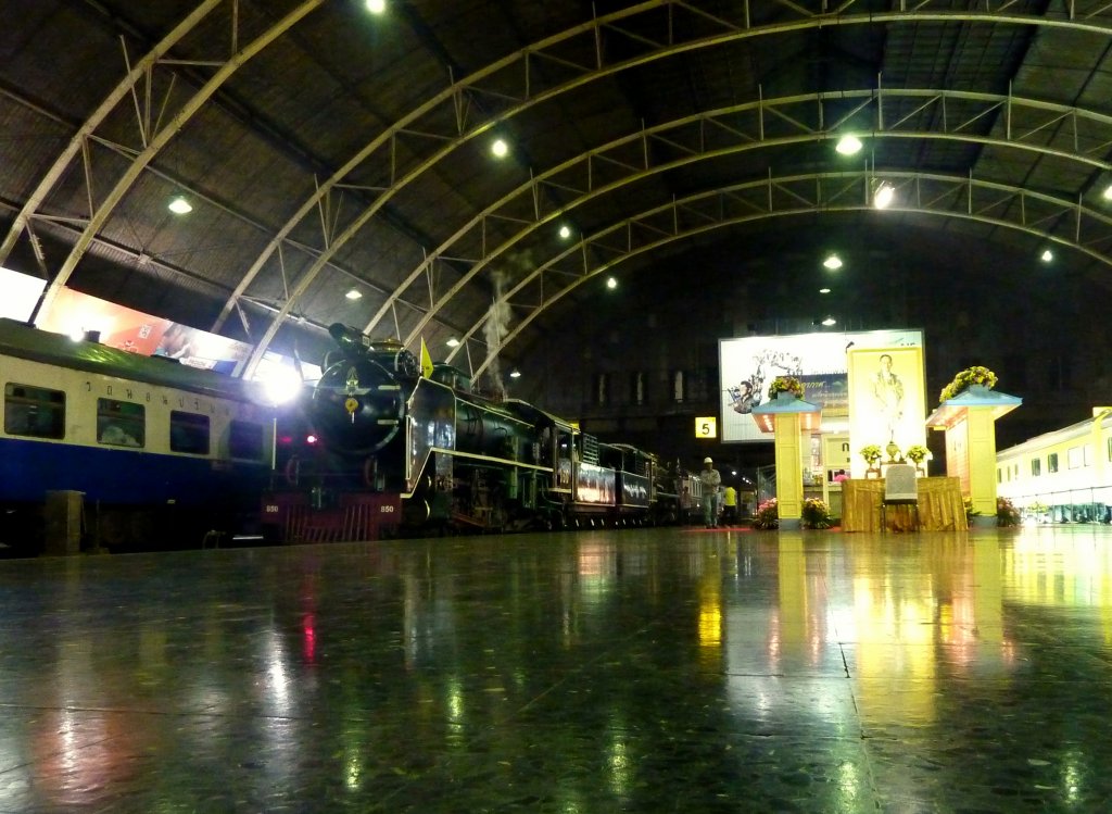 Zwei Dampfloks am Abend des 05.12.2012 im Bahnhof Hua Lamphong