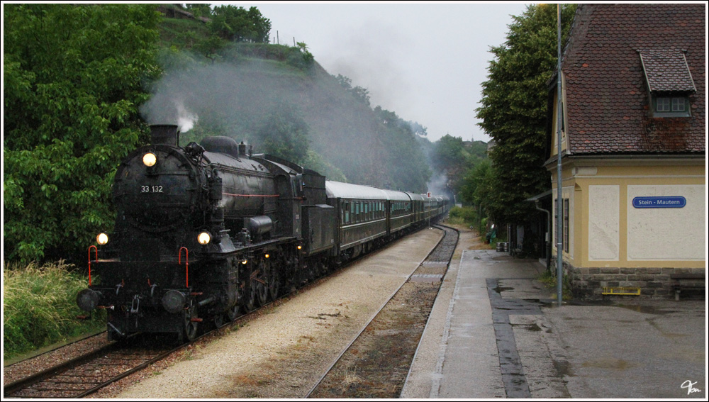 Zwei Dampfsonderzge waren am 18.6.2011 zur Sonnwendfeier 2011 in der Wachau unterwegs.Hier sieht man die B&B Dampflok 33 132 mit dem Sdz R 14262 von Wien Heiligenstadt nach Spitz an der Donau nahe Stein-Mautern.