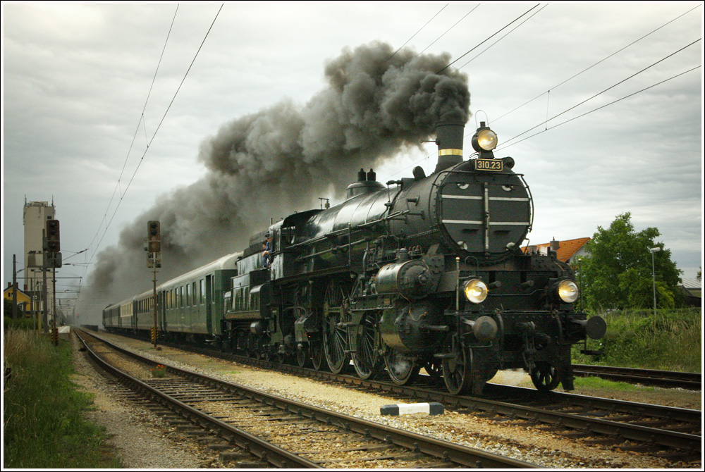 Zwei Dampfsonderz�ge waren am 18.6.2011 zur Sonnwendfeier 2011 in der Wachau unterwegs.Hier sieht man die 100 Jahre alte Dampflok 310.23 mit dem Sdz R 17364 von Wien Heiligenstadt nach Spitz an der Donau.(Natascha)
Wagram am Wagram

