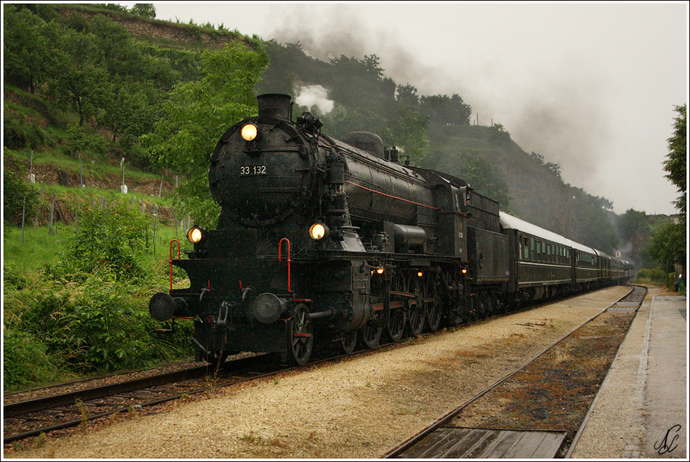 Zwei Dampfsonderz�ge waren am 18.6.2011 zur Sonnwendfeier 2011 in der Wachau unterwegs.Hier sieht man die B&B Dampflok 33 132 mit dem Sdz R 14262 von Wien Heiligenstadt nach Spitz an der Donau, bei der Durchfahrt in Stein-Mautern.(Natascha)

