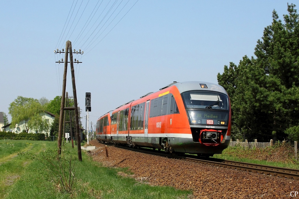 Zwei Desiro der DB Regio passieren am 22.04.2011 das Einfahrsignal des Bahnhofs Grosteinberg. Ziel des von 642 140/640 gefhrten Zuges ist Meien.
