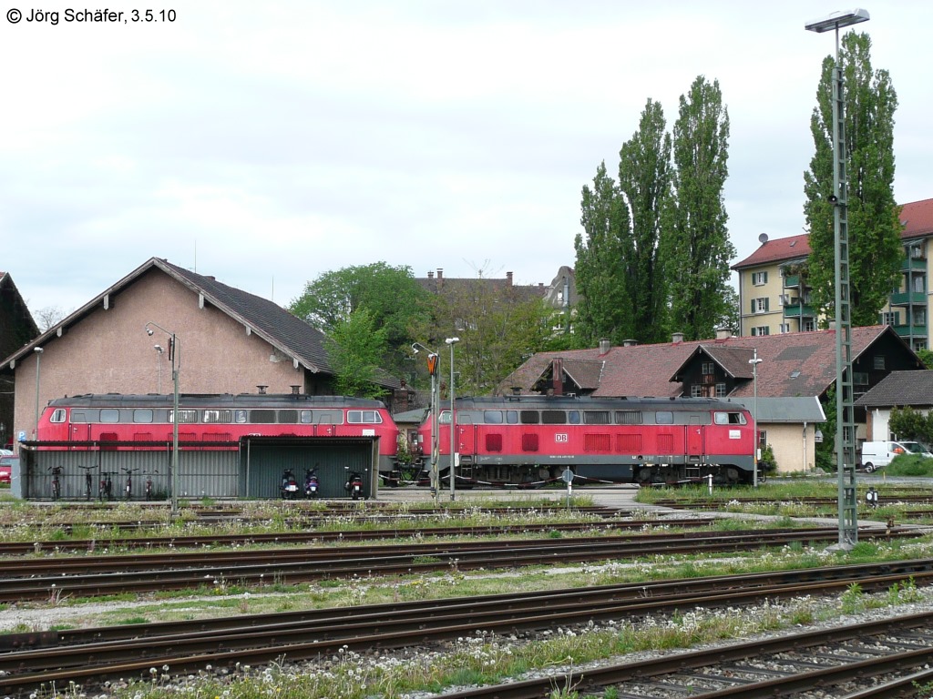 Zwei Dieselloks der Baureihe 218 warten am 3.5.10 in Lindau Hbf an der Tankstelle westlich der Bahnsteige auf den nchsten Einsatz.