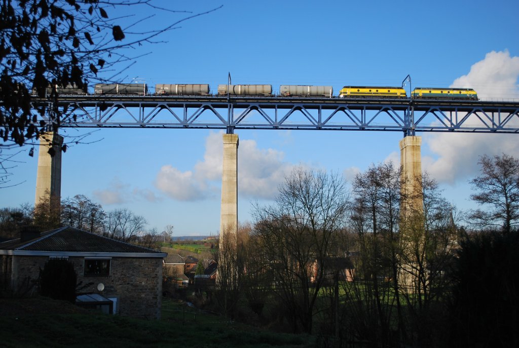 Zwei Dieselloks der Baureihe 55 ziehen einen Gterzug ber die Moresneter Brcke in Richtung Aachen West (Dezember 2008, eine Woche vor der Elektrifizierung der Linie 24).