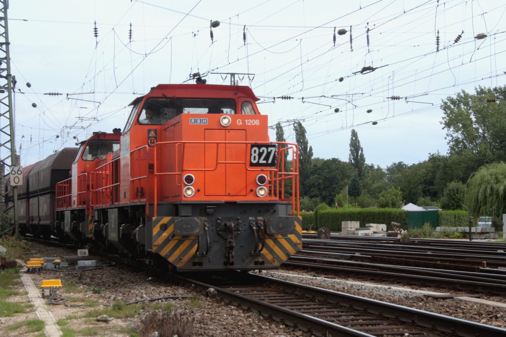 Zwei Dieselloks von der RBH kommen mit einem sehr langen Kohlenleerzug aus Richtung Koblenz und fahren durch Kln-Gremberg nach Kln-Kalk bei Sommerwetter.
11.8.2011