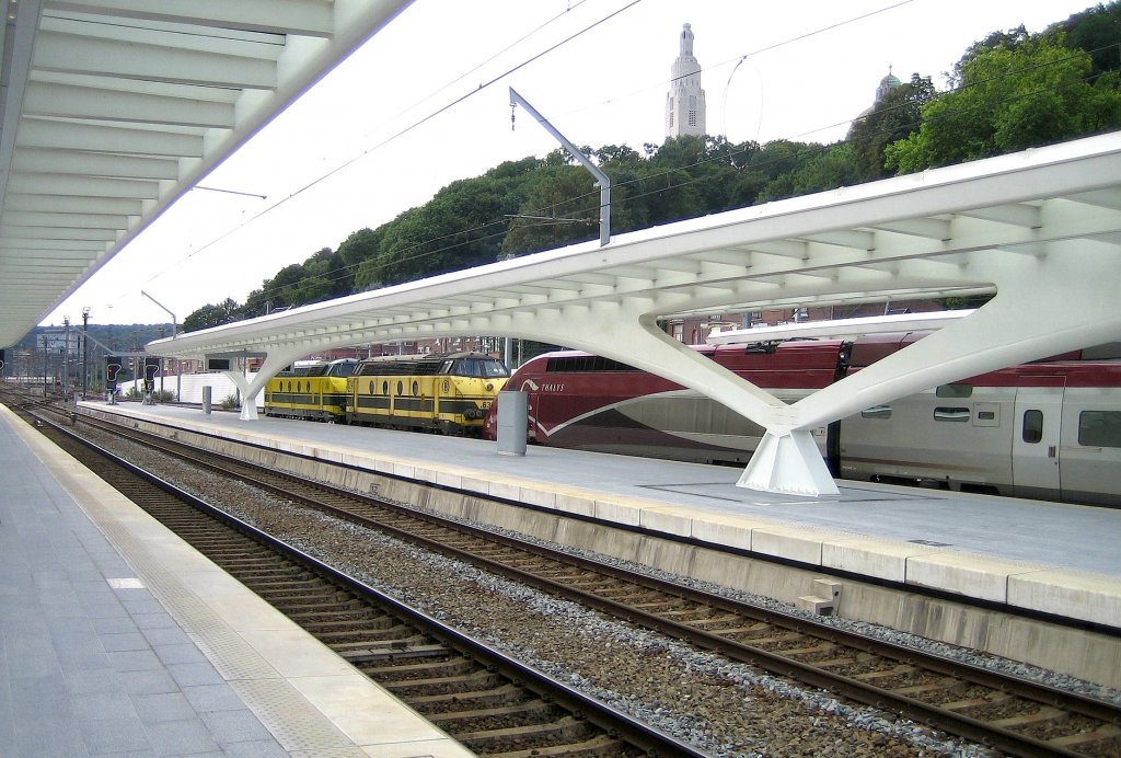 zwei Dieselloks Reihe 63 (6324 & 6327) schleppen einen Thalys-TGV in den Bahnof Liege-Guillemins, 04. August 2010, 10:10h