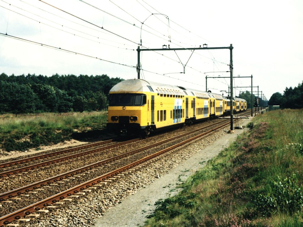 Zwei Doppelstockwagens und mitten darin zwei Loks (1704 und 1746) mit Regionalzug Nijmegen-Amsterdam CS bei Ginkel am 25-8-1996. Bild und scan: Date Jan de Vries.