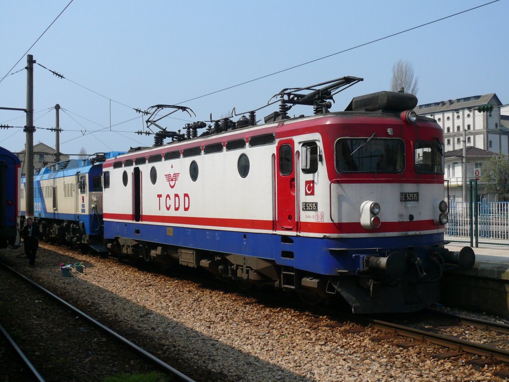 Zwei E-Loks der TCDD am 8.4.2009 in Istanbul Haydarpascha.