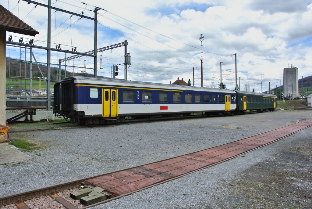 Zwei ehemalige SBB AB EWII NPZ von EW Nostalgie stehen beim Depot in Sissach abgestellt. Vorne der AB 55 85 39-35 074-1, ex. SBB AB 50 85 39-35 074-6, hinten der AB 55 85 39-35 019-6, ex. SBB AB 50 85 39-35 019-1, 13.04.2013.