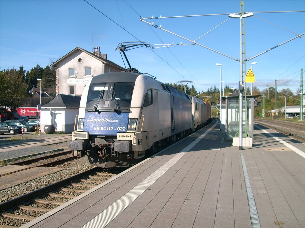 Zwei ES 64 U2 der Wiener Lokalbahnen Cargo GmbH durchfahren am 14.10.2011 mit einem langen Containerzug den Bahnhof Steinbach am Wald auf der Frankenwaldbahn. Am Zugschluss hing wieder eine BR 151 als Schublok. 