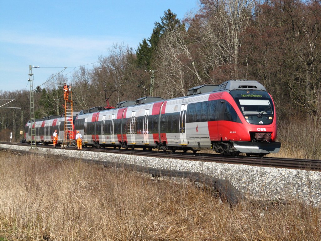 Zwei ET 4024 bei Brannenburg am 23.03.2010. Auf dem Gegengleis sind Fahrleitungsarbeiten im Gange (!!)