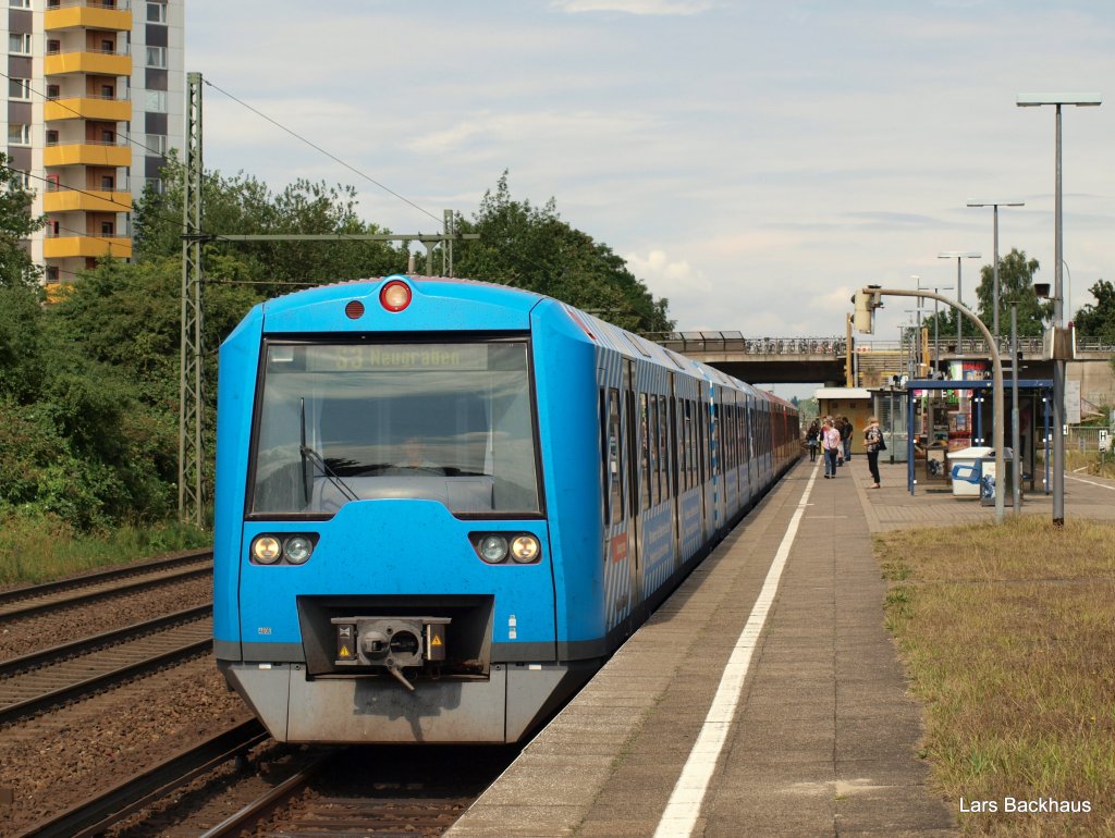 Zwei ET 474 der S-Bahn Hamburg tragen seit einiger Zeit Werbung fr die Internationale Bauausstellung in Hamburg (IBA). Hier ist einer der beiden ET's am 2.08.10 als S3 nach Neugraben beim Zwischenhalt in Thesdorf zu sehen.