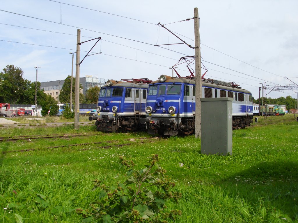 Zwei EU07 auf den Abstelgleisen in Kolberg.