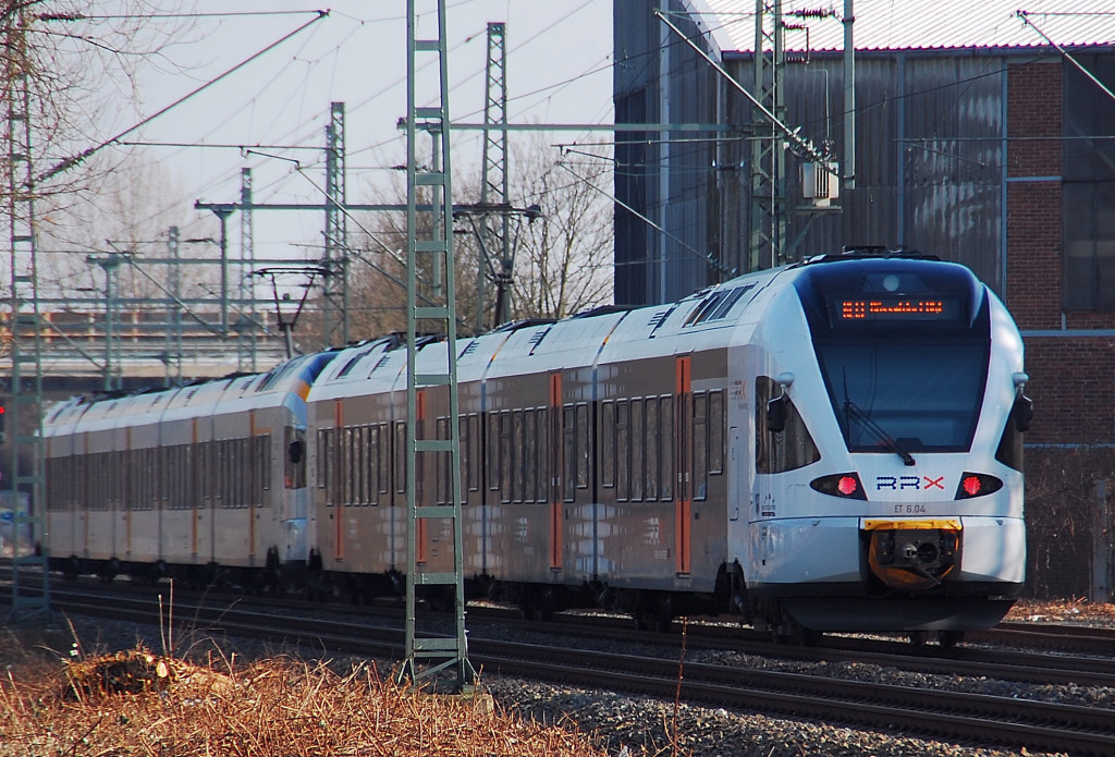 Zwei Eurobahntriebwagen fahren hier bei Korschenbroich in Richtung Hamm als RE 13.
Samsstag den 11.2.2012