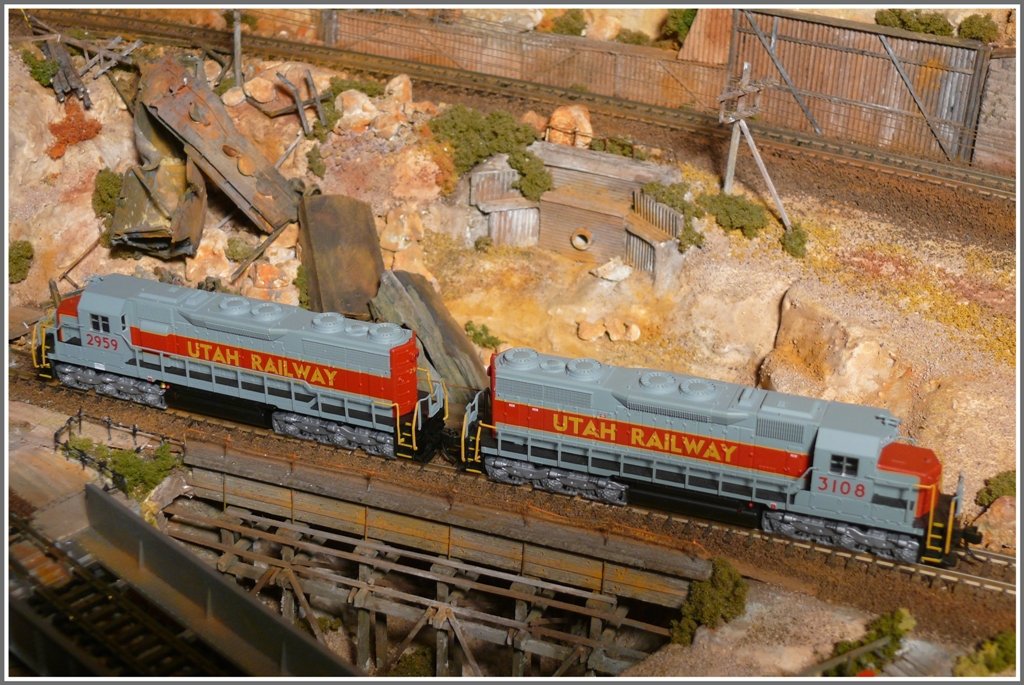 Zwei fabrikneue EMD SD-35 der Utah Railway machen eine Probefahrt im Copper Canyon. Modell: Atlas. (11.02.2010)