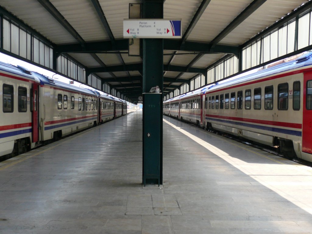 Zwei Fernzge stehen am 8.4.2009 in Istanbul Haydarpascha. Die trkischen Wagen sind recht modern, ich hatte aber den Eindruck, dass die Wagen nur in Bahnhfen abgestellt sind und kaum eingesetzt werden.