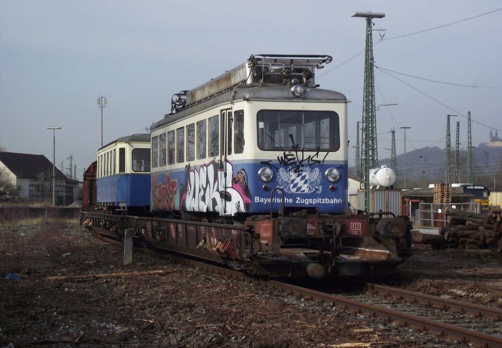 Zwei Flachwagen, beladen mit zwei Triebwagen der Bayerischen Zugspitzbahn sind am 27. Mrz 2012 am Zugschluss der bergabe Lichtenfels - Bamberg eingereiht. Die Aufnahme entstand kurz vor der Abfahrt im Bahnhof Lichtenfels.