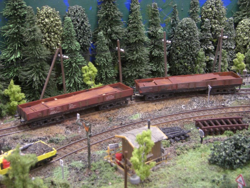 zwei Flachwagen, gealtert mit Metallplatten (hier Schmiergelpapier und Pulverrostfarbe)