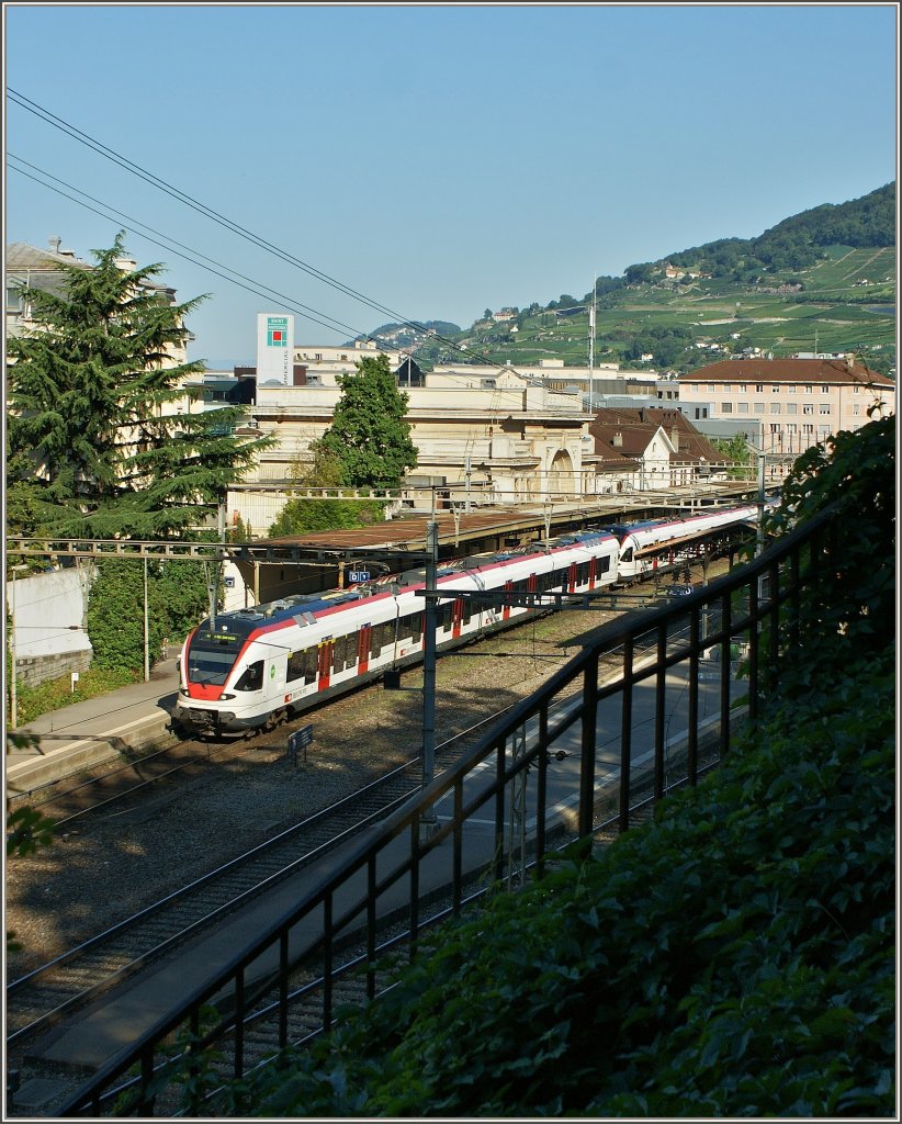 Zwei Flirt halten auf ihrer Fahrt nach Lausanne im Bahnhof Vevey.
(10.08.2012)