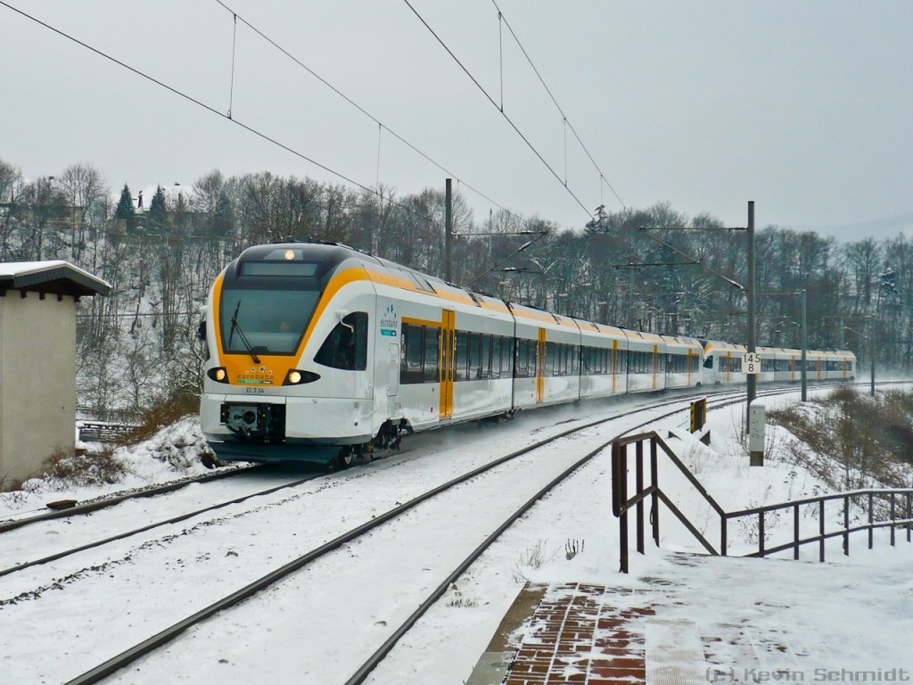 Zwei FLIRT-Triebzüge der eurobahn werden über die Frankenwaldbahn aus Richtung Saalfeld kommend in Richtung Nürnberg überführt - hier bei der Durchfahrt durch Breternitz. (12.01.2010)