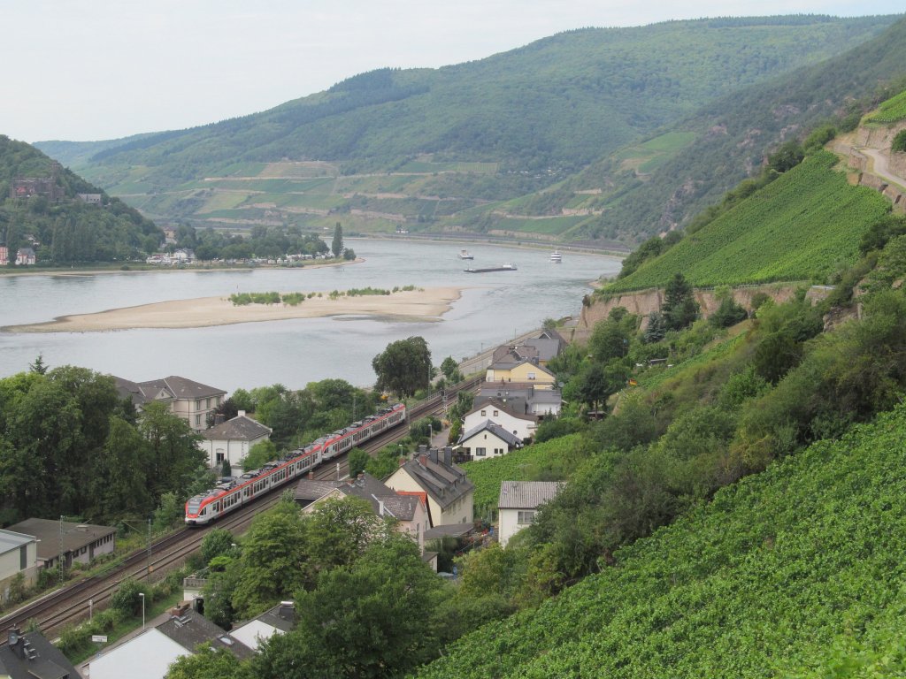 Zwei Flirts von VIAS sind am 15. August 2012 auf der rechten Rheinstrecke bei Assmannshausen in Richtung Rdesheim unterwegs.