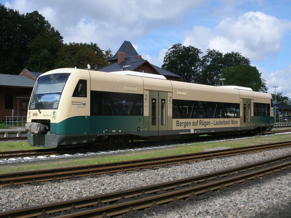 Zwei freie Tage(20.und 21.August 2011)hatte der PRESS VT650 032,als Dieser vom Neustrelitzer LVT 172 001/601 vertreten wurde.Abgestellt stand der VT650 in Putbus,wo meine Aufnahme am 20.August 2011 entstand.