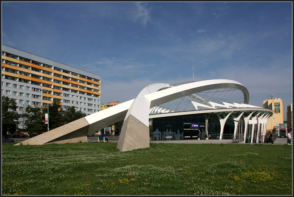 Zwei gekippte, sich zweimal überschneidende Bögen tragen die Lasten des Glasdaches. 

12.08.2010 (M)