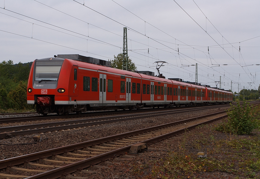 Zwei gekuppelte Triebzge 425 035-3 und 425 531-1 als RE8 (Rhein-Erft-Express) fhrt am 11.08.2011, bei Unkel, Richtung Koblenz Hbf.