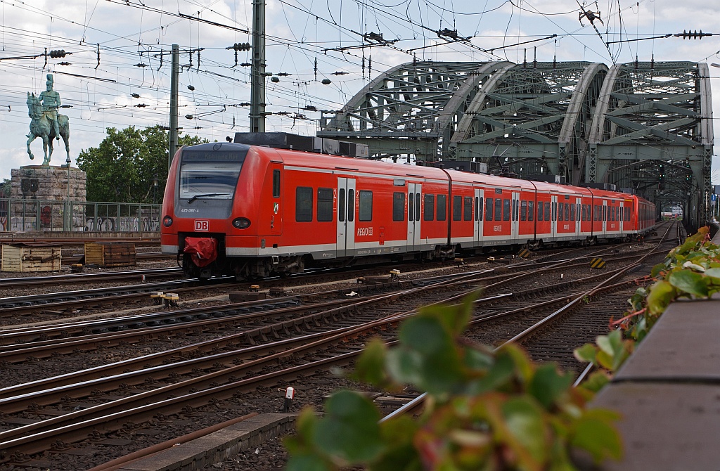 Zwei gekuppelte Triebzge 425 094-0 und 425 092-4 der DB Regio haben am 07.08.2011 den Klner Hauptbahnhof verlassen und fahren nun ber die Hohenzollernbrcke davon.