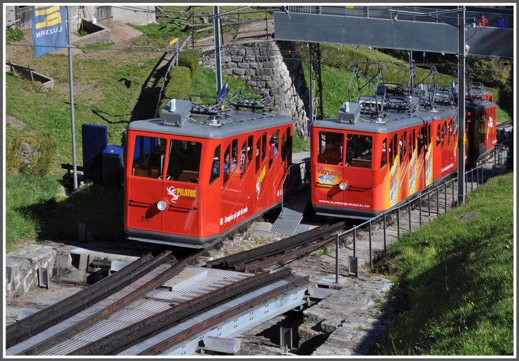 Zwei Geleise, erschlossen durch je eine Schiebebhne, haben Platz fr je 5 Zge. So kreuzen sich in Aemsigen bei Grossandrang innerhalb von einigen Minuten bis zu 10 Triebwagen. Sichtbar sind hier die 25 und 28. (04.10.2011)