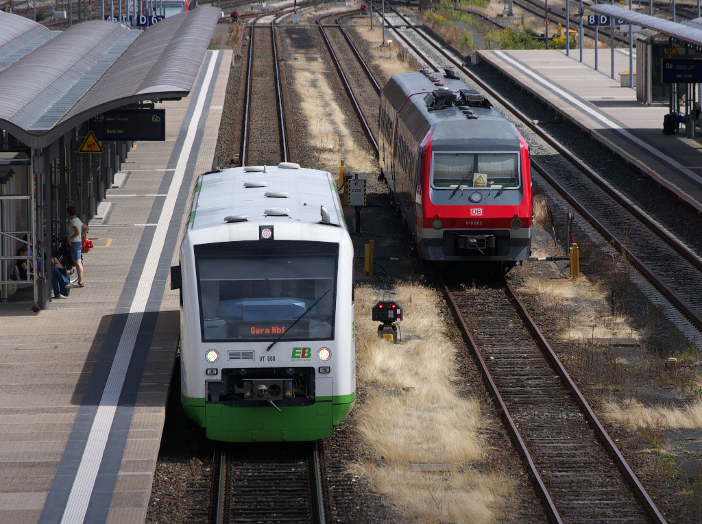 Zwei Generationen von Dieseltriebwagen standen am 05.08.2012 im Hauptbahnhof von Hof.

Der moderne Regio Suttle VT 008 der Erfurter Bahn und das gute alte Stck 610 005 von DB Regio.

Verblffend wie zierlich der 610er gegenber dem Regio Shuttle ist.

Interessant auch ein Vergleich der Frontscheiben.

Zwanzig Minuten spter, nachdem die Anschluzge angekommen waren, da platzte der VT der Erfurter Bahn fast aus allen Nhten.