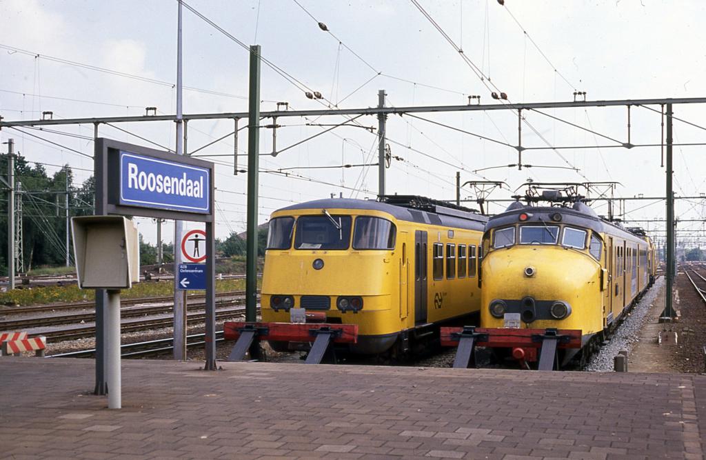 Zwei Generationen von Triebwagen stehen im Grenzbahnhof Rosendaal
am 15.7.1989 nebeneinander.