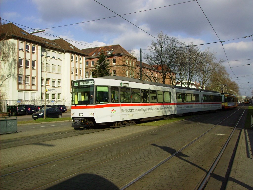 Zwei GT8-80C sind am 12.03.2012 an der Haltestelle Karlsruhe Yorckstrae auf dem Weg in Richtung Leopoldshafen.