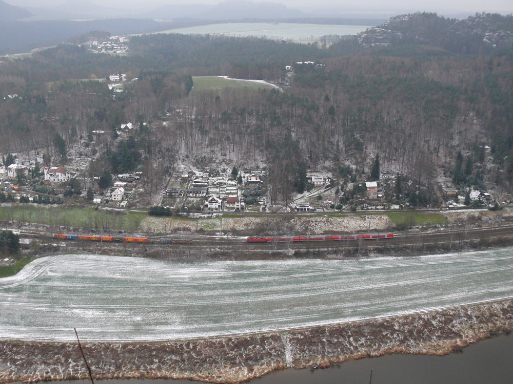 Zwei Gterzge von / nach Tschechien begegnen sich im Elbtal bei Kurort Rathen (von der Bastei gesehen); 15.12.2009


