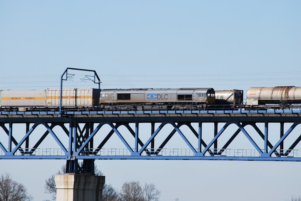 Zwei G�terz�ge kreuzen sich auf der Moresneter Br�cke (20.03.2009)