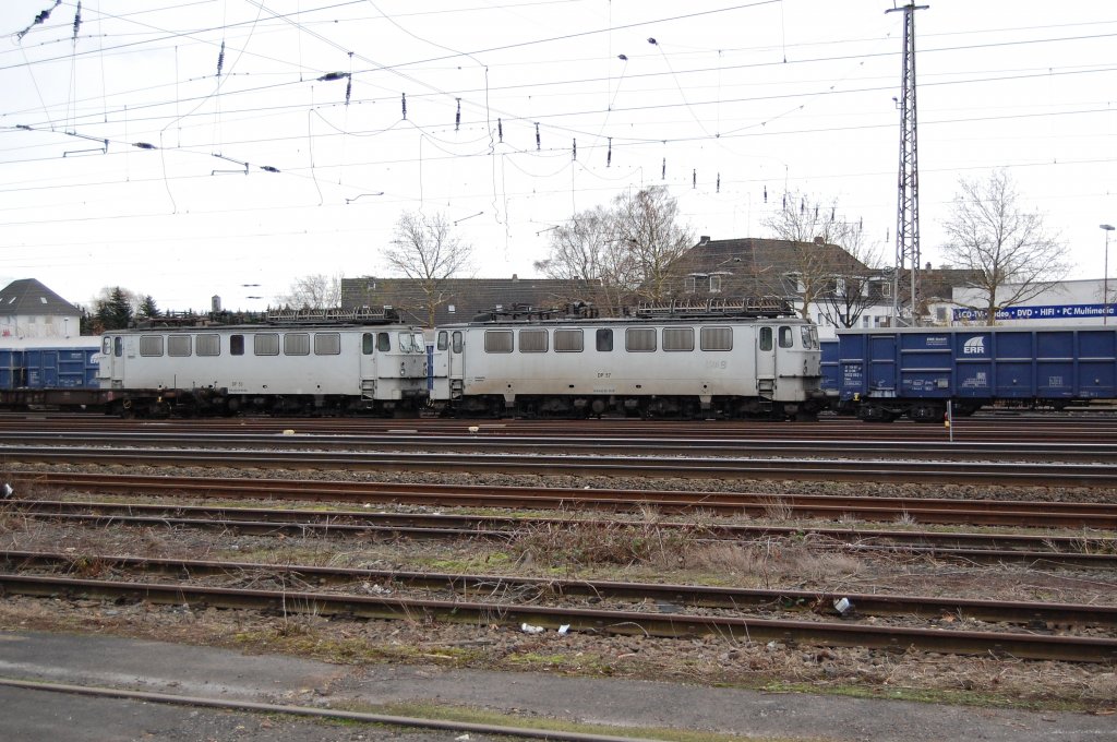 Zwei Holzroller (Ae 477) der DP verweilten am 28.11.2009 im Paderborner Rangierbahnhof.