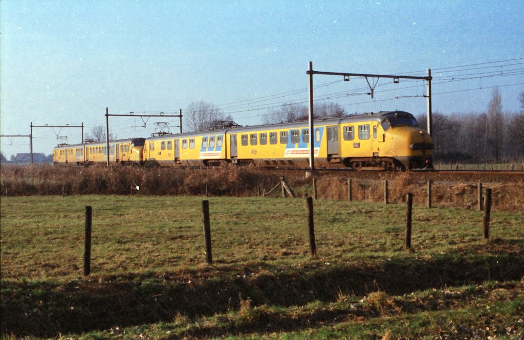 Zwei Hondekop (mat 54) triebwagen als RB-zuge (Nijmegen-Den Bosch) bei Wijchen, 90-ziger Jahre