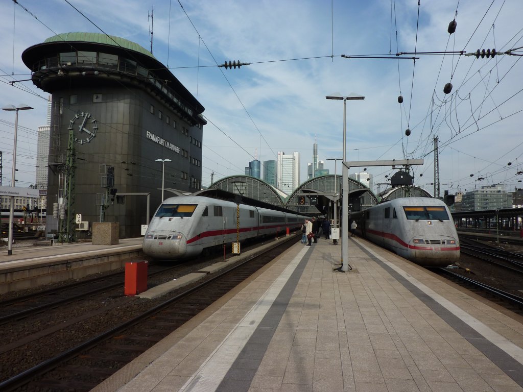 Zwei ICE 1 nach Zrich (rechts) und Berlin Ostbahnhof (links) stehen am 2.4.2012 in Frankfurt Hbf.
