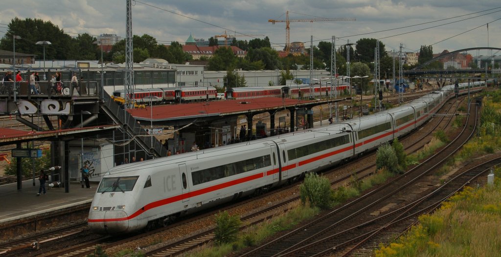 Zwei ICE 2-Einheiten passieren den berliner S-Bahnhof Warschauer Strae Richtung Ostbahnhof. Dort werden sie als ICE 556 weiter Richtung Koblenz Hbf fahren. 10.08.2012