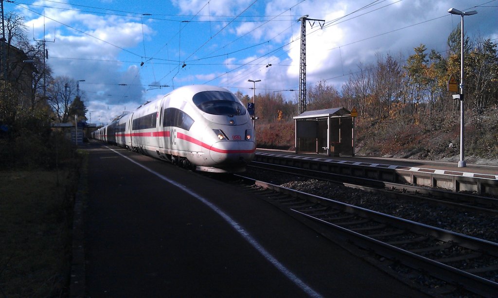 Zwei ICE 3 durchfahren am 02.11.2012 durch Emskirchen. 