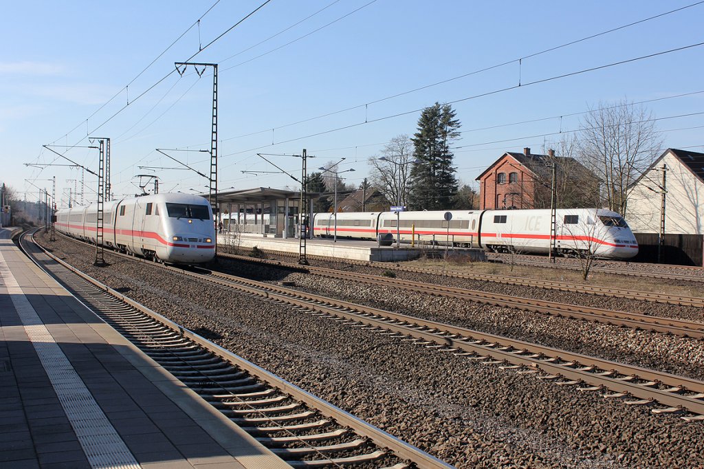 Zwei ICE in Rotenburg (Wmme). Der eine fhrt in Richtung Hamburg, der andere in Richtung Bremen. Aufgenommen am 5.3.2013.