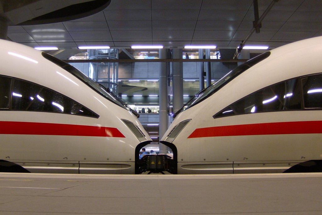 Zwei ICE-T (rechts Tz1101) als ICE von Hamburg nach Mnchen in Berlin Ostbahnhof.