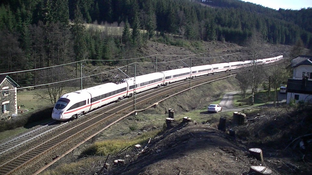 Zwei ICE-Ts erklimmen am 01.04.2012 die Hhen des Frankenwaldes. Die Aufnahme entstand zwischen dem Bahnhof Frtschendorf und dem Bahnhof Steinbach am Wald auf Hhe der Bastelmhle. 