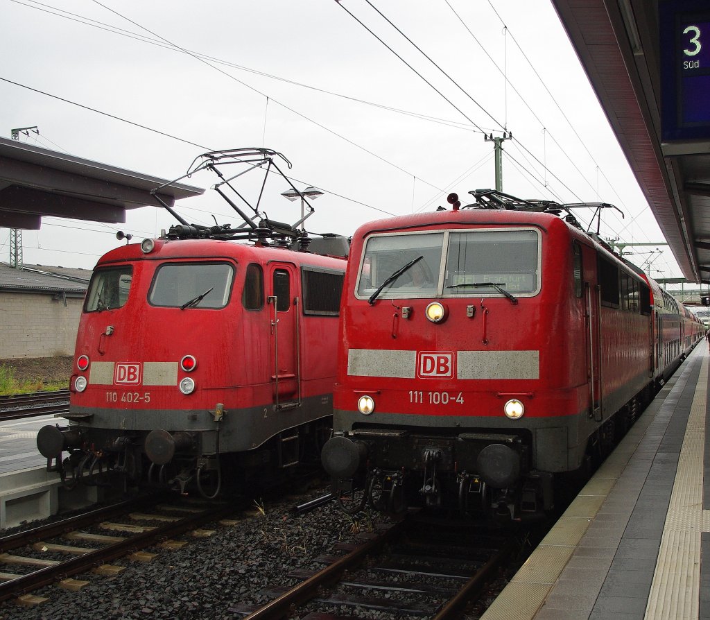 Zwei Kastenzehener im Direktvergleich. Mit ihren RE's stehen 110 402-5 und 111 100-4 in Gieen abfahrbereit am Bahnsteig. Aufgenommen am 22.07.2010.