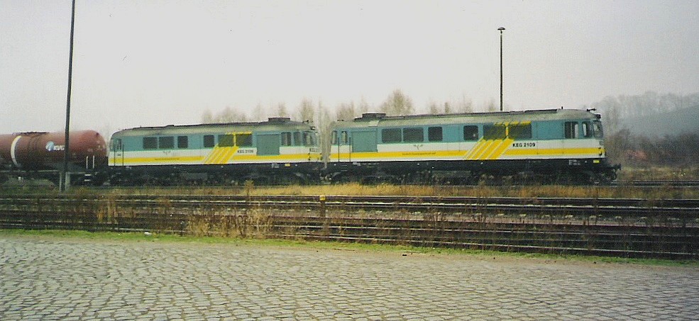 Zwei KEG Dieselloks (2106 & 2109) warten am kalten Morgen des 14.02.2003 im Bhf. Nossen auf Ausfahrt.
Scann