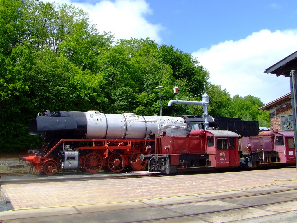 
Zwei Köf II (323 842-5 und 323 864-9) vor der in Aufarbeitung befindlichen 44 508, am 30.05.2010 in Westerburg/Ww. Hier befindet sich der Erlebnisbahnhof Wersterburg der Westerwälder Eisenbahnfreunde 44 508 e. V..