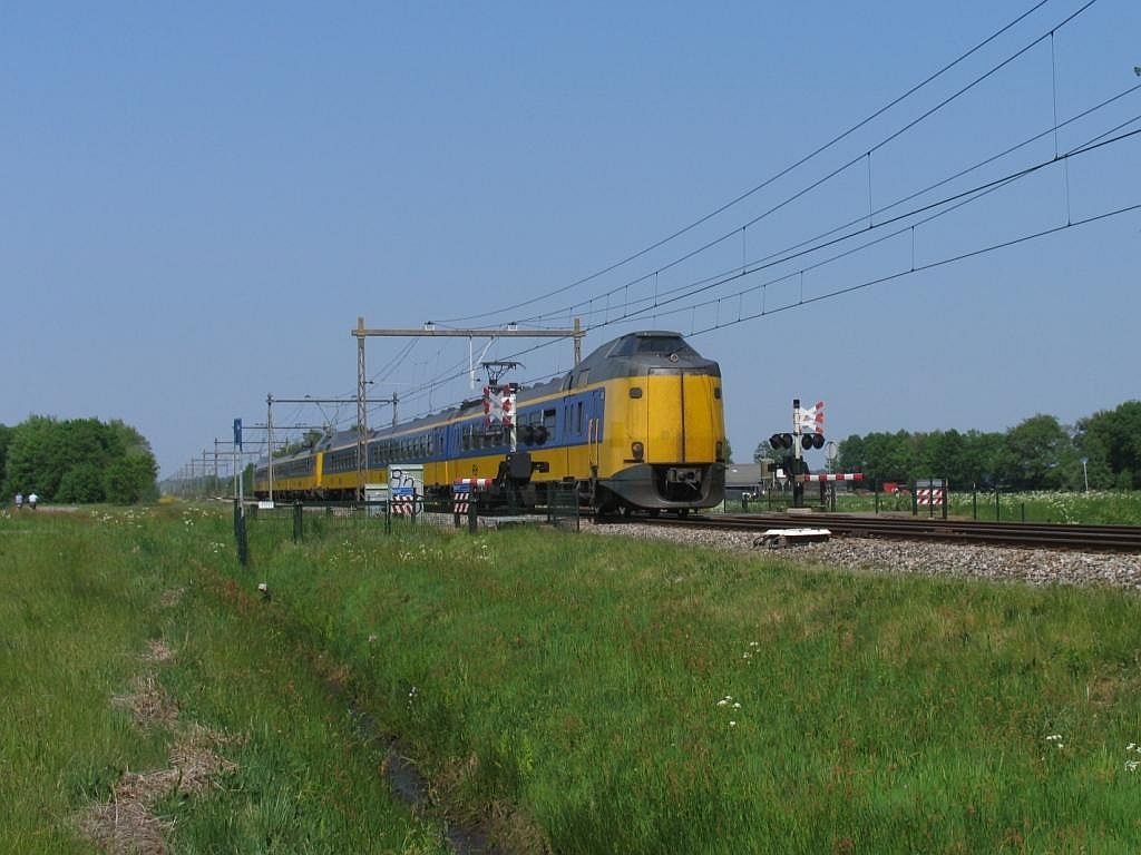 Zwei Koplopers (BR 4000) mit einem intercity zwischen Groningen und Zwolle bei Tynaarlo am 14-5-2008.