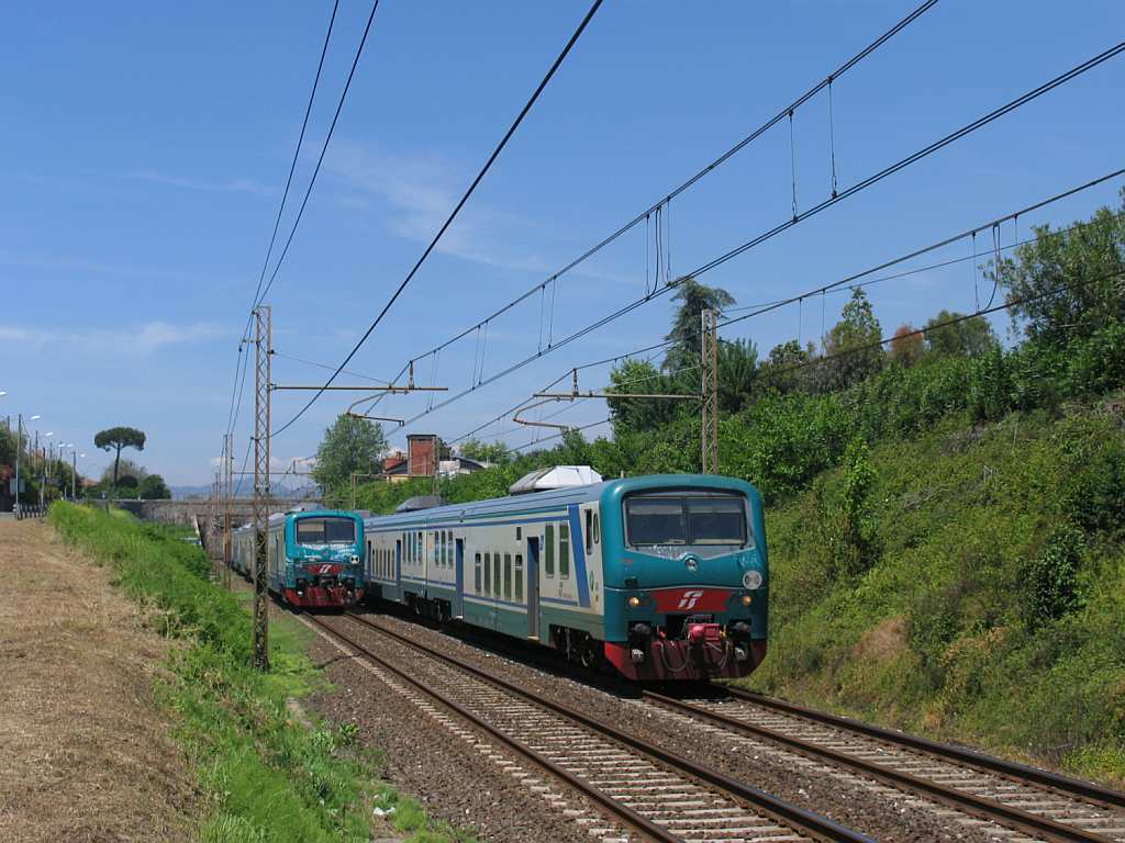 Zwei kreuzende Regionalzge mit E464 und  in die Nhe von das ehemalige Bahnhof Montignoso am 11-5-2012. Weiss jemand welche Steuerwagen es hier gibt?