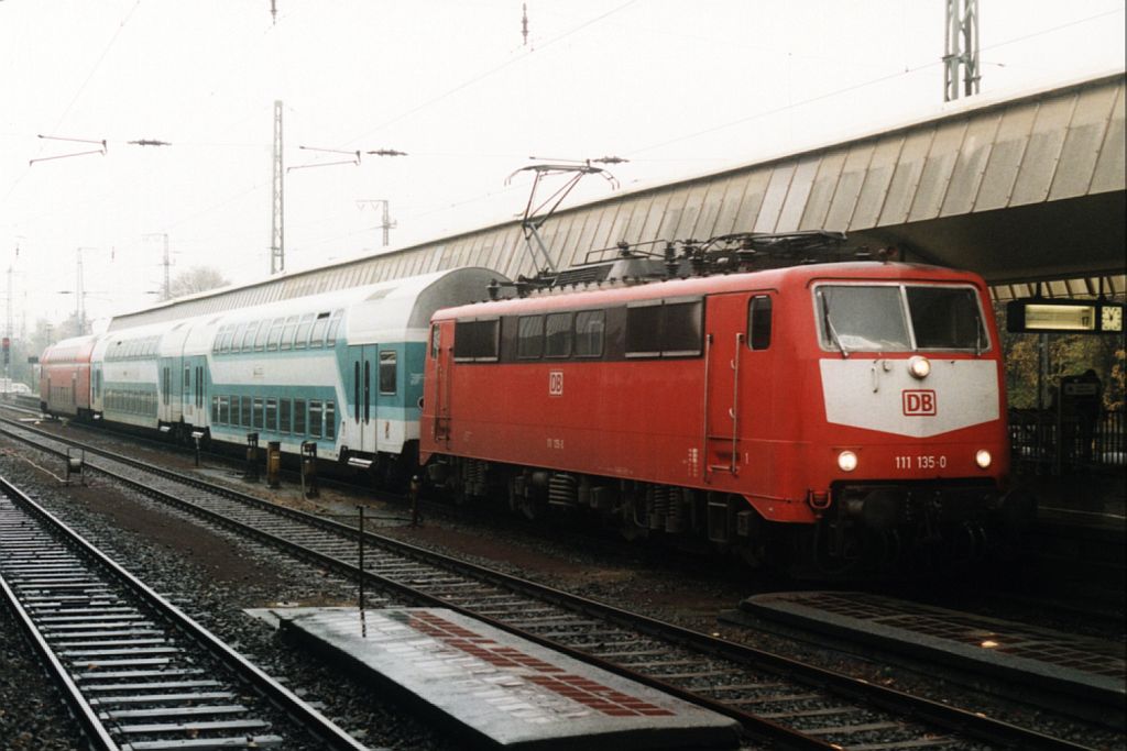 Zwei Lackierungen der BR 111: 111 135-0 mit RE 2 Haard Express 12014 M�nster-Essen auf M�nster Hauptbahnhof am 28-10-2000. Bild und scan: Date Jan de Vries.