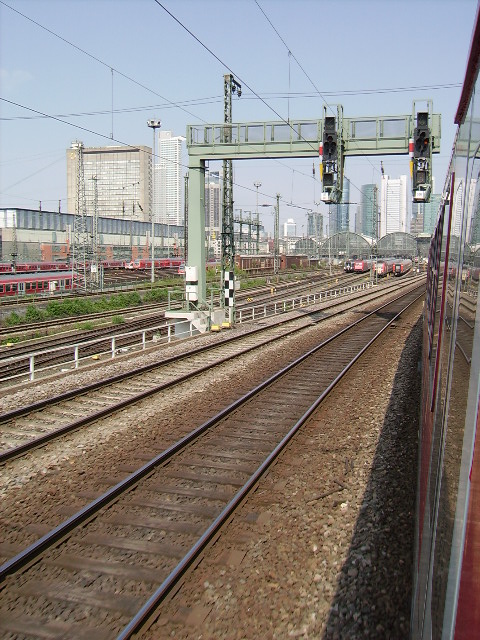 Zwei Lichtsignale in Frankfurt am Main Hbf auf den Gleisvorfeld aus der RB 55 am 21.04.11 aus fotografiert
