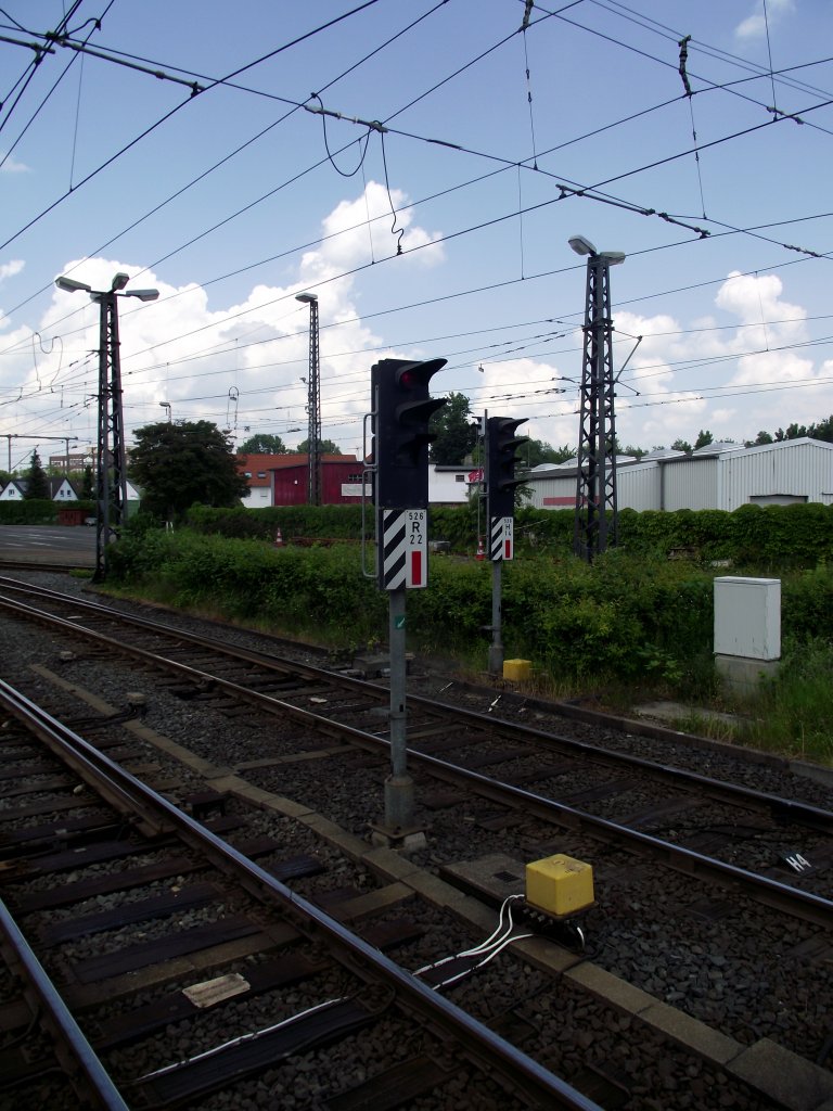 Zwei Lichtsignale stehen am 08.06.13 in Frankfurt Heddernheim 